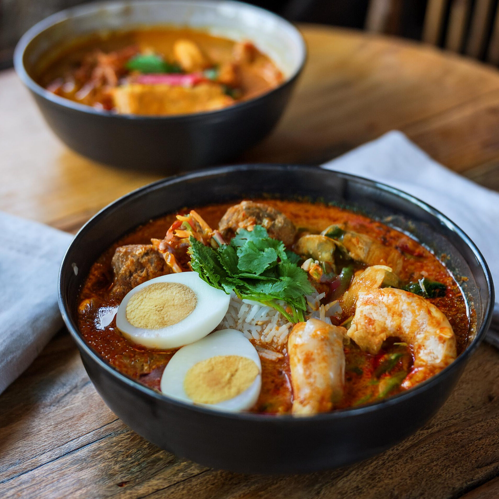 What is the Difference Between Tom Yum and Sinigang?